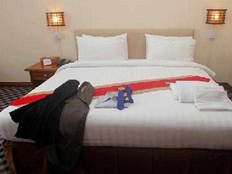 Asia Plaza Hotel Rangoon Buitenkant foto