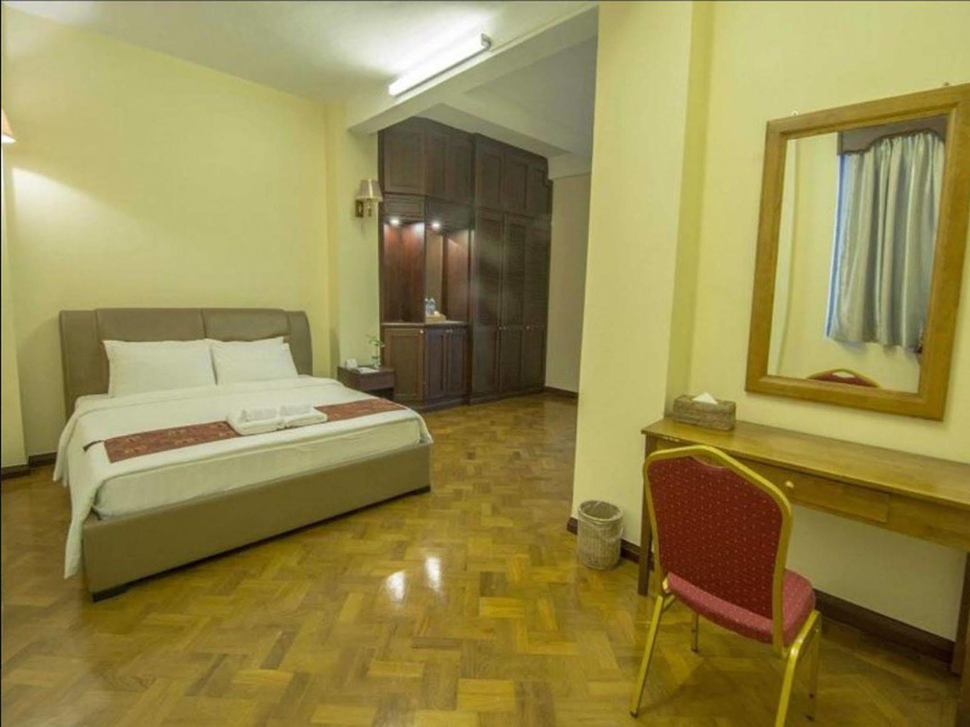 Asia Plaza Hotel Rangoon Buitenkant foto