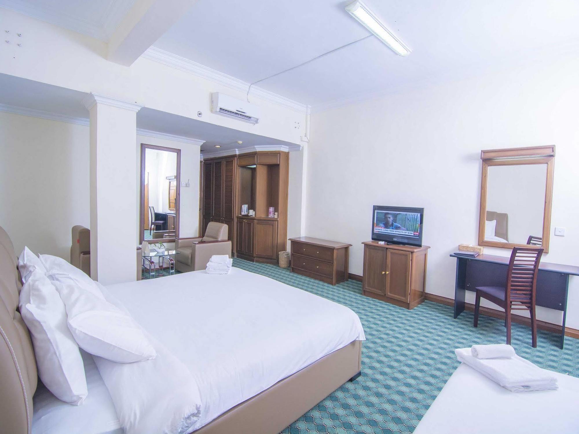 Asia Plaza Hotel Rangoon Buitenkant foto
