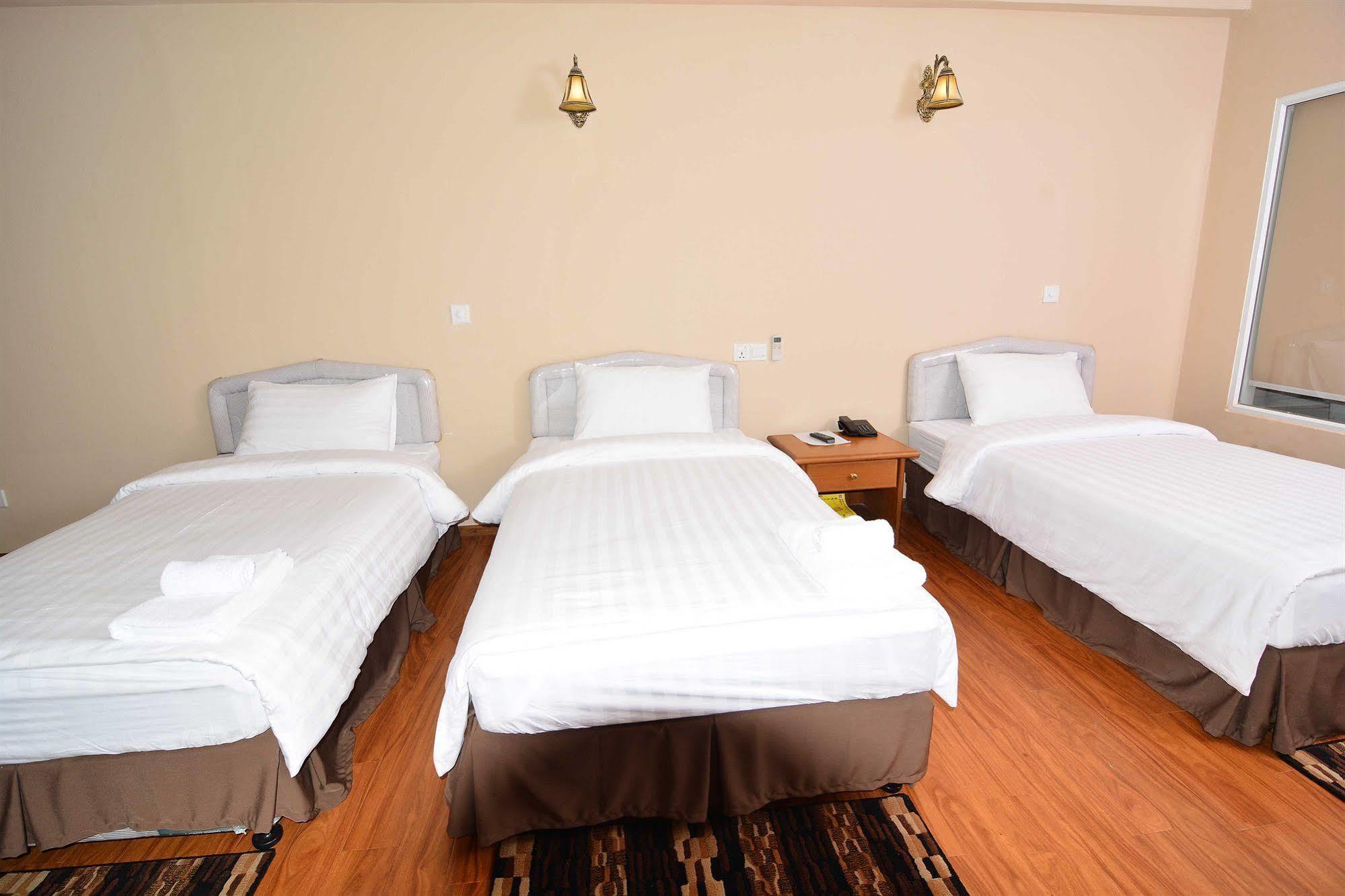 Asia Plaza Hotel Rangoon Buitenkant foto
