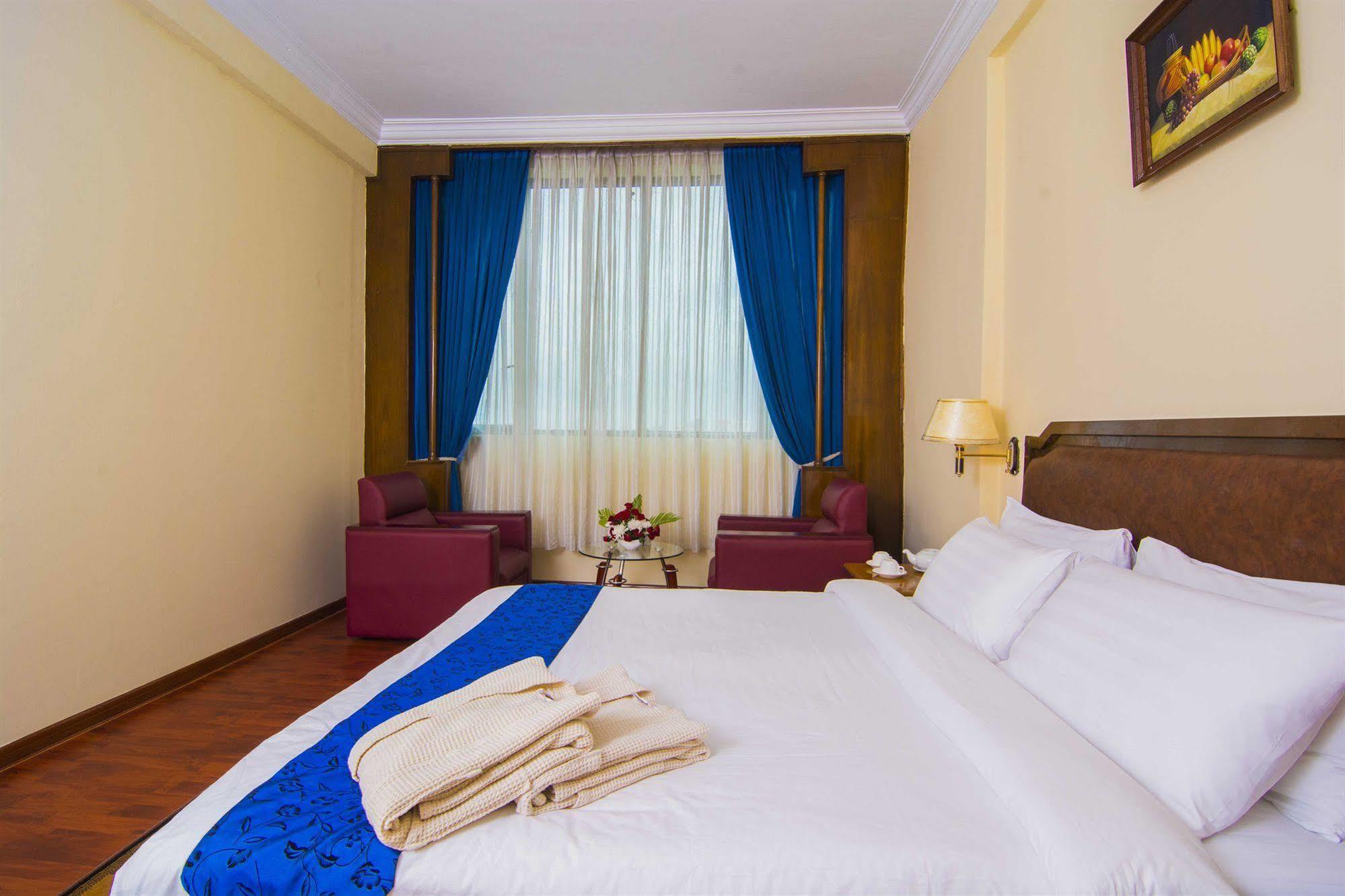 Asia Plaza Hotel Rangoon Buitenkant foto