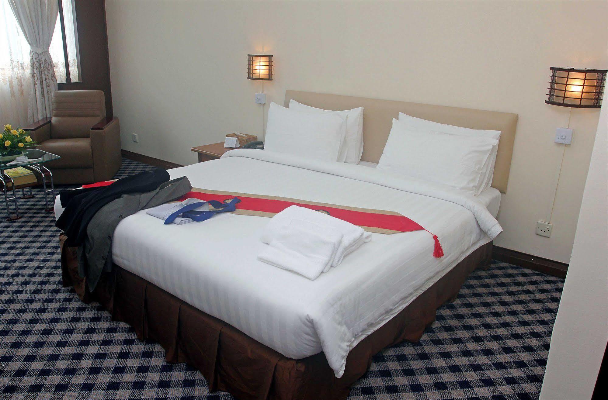 Asia Plaza Hotel Rangoon Buitenkant foto