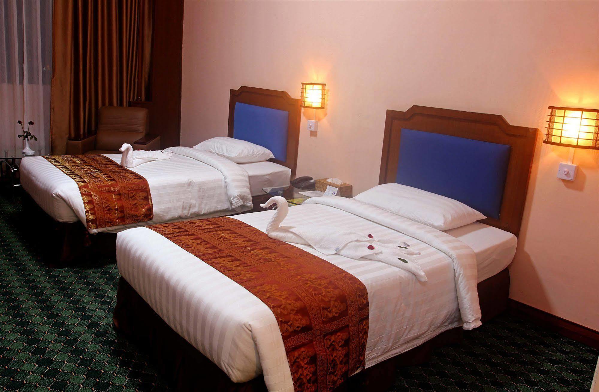 Asia Plaza Hotel Rangoon Buitenkant foto