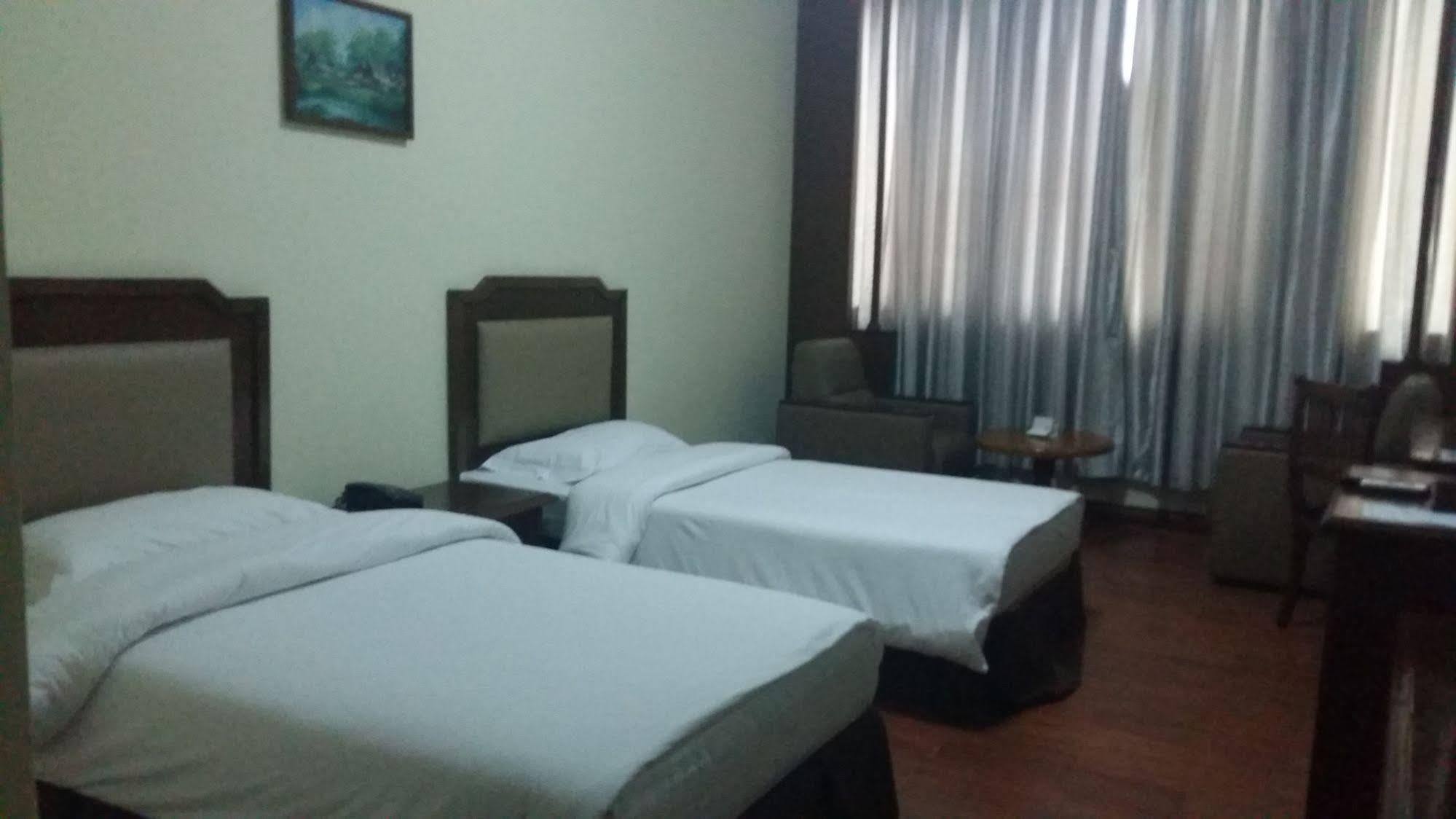 Asia Plaza Hotel Rangoon Buitenkant foto