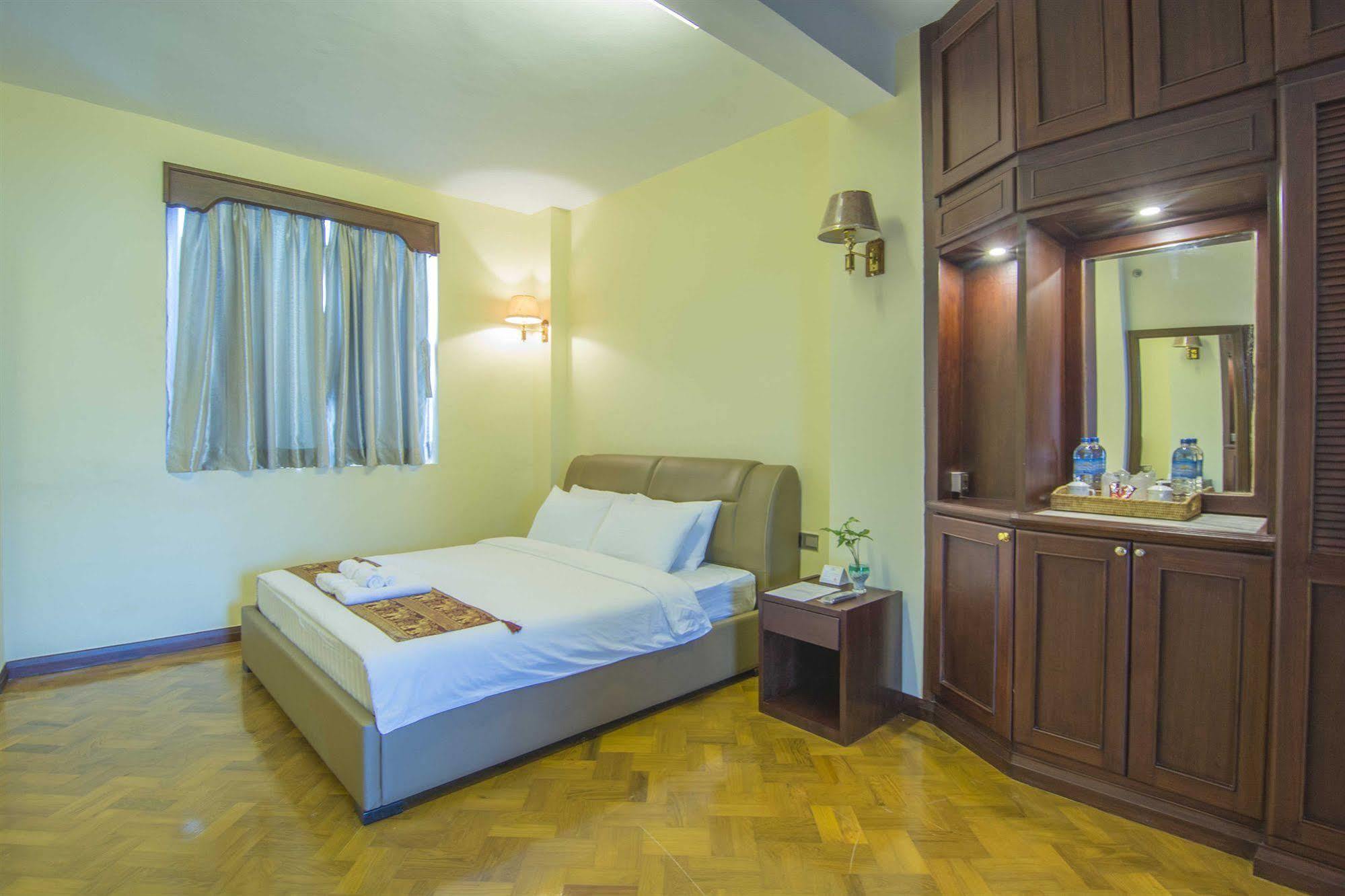 Asia Plaza Hotel Rangoon Buitenkant foto