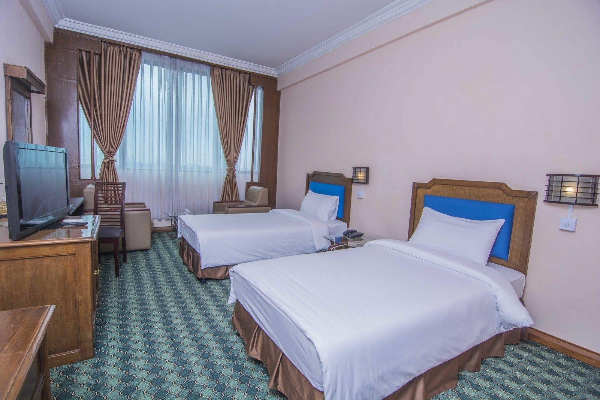Asia Plaza Hotel Rangoon Buitenkant foto