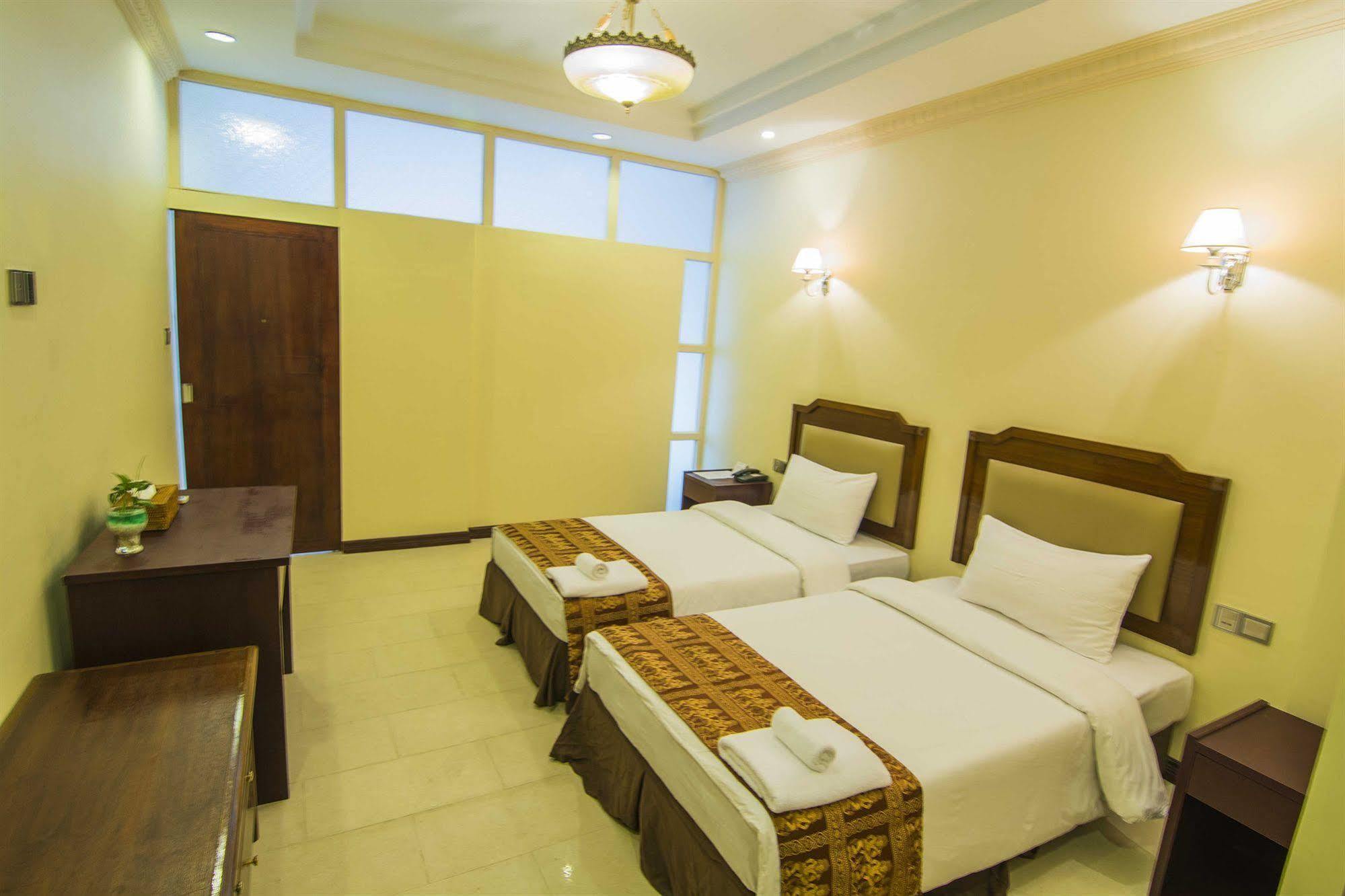 Asia Plaza Hotel Rangoon Buitenkant foto
