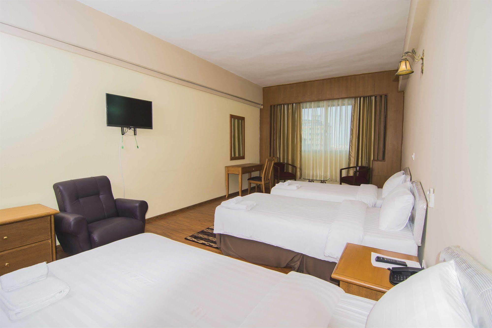 Asia Plaza Hotel Rangoon Buitenkant foto