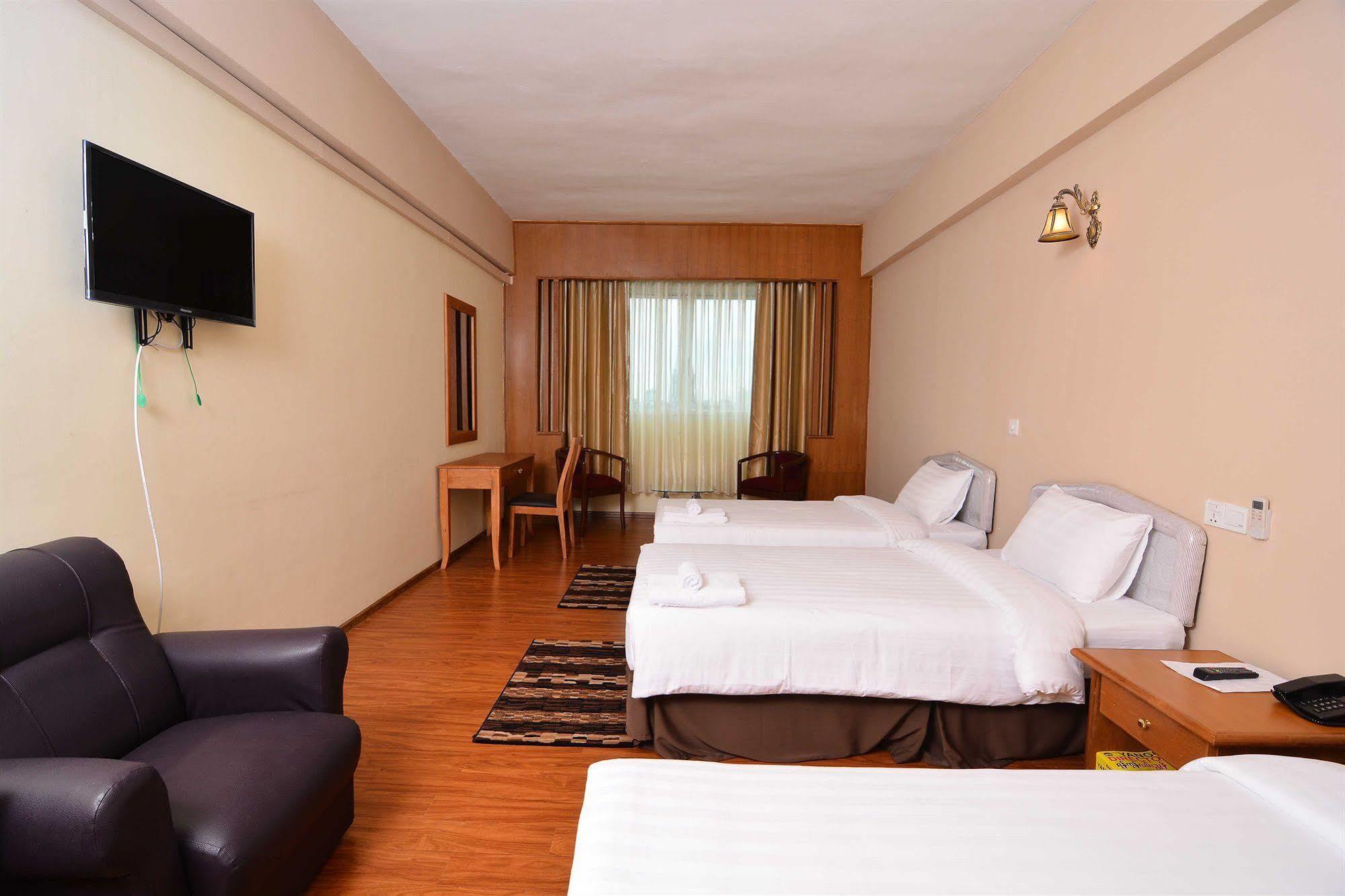 Asia Plaza Hotel Rangoon Buitenkant foto